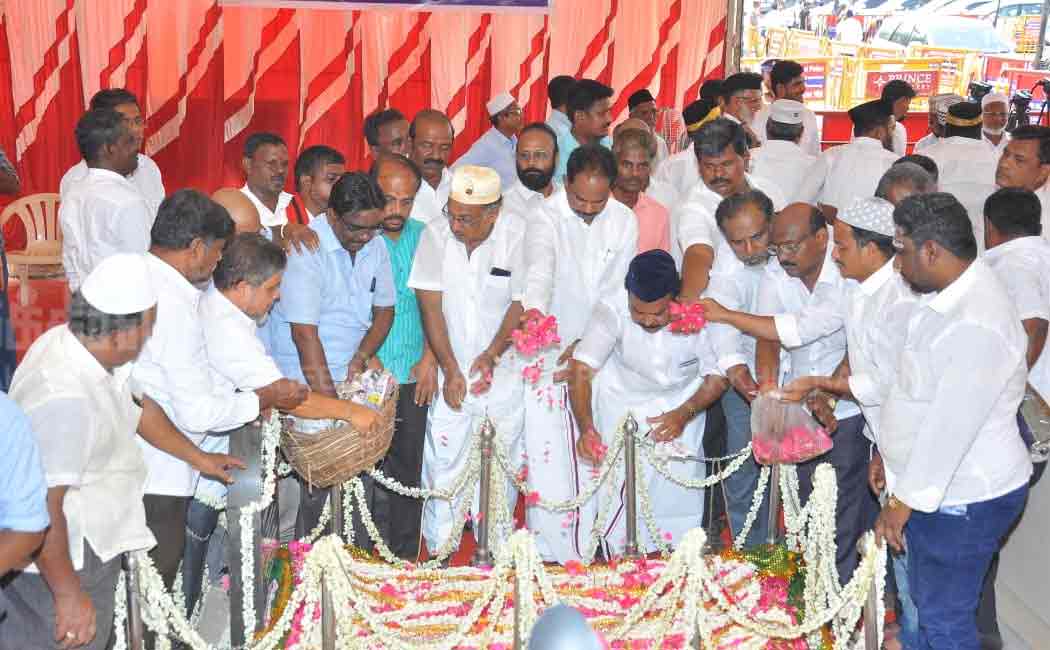Chief Minister mk stalin lays flowers at Kaidemillath's memorial