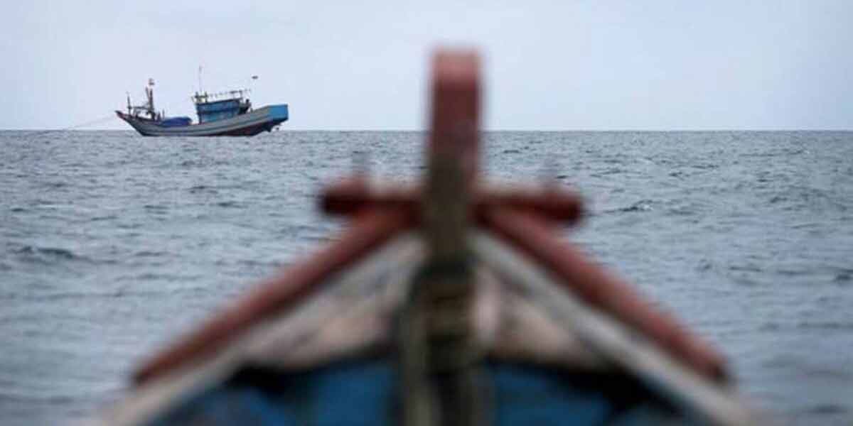 Tamil Nadu fishermen chased away by throwing stones!