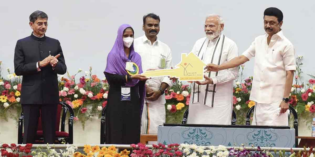 Welcome to Modi ... AIADMK flags that do not catch the eye!