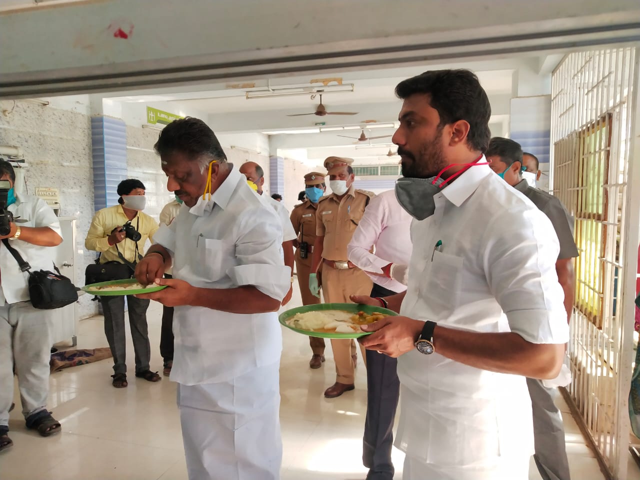 Gold coin gift for home buying groceries! Deputy Chief Minister OPS Started !!