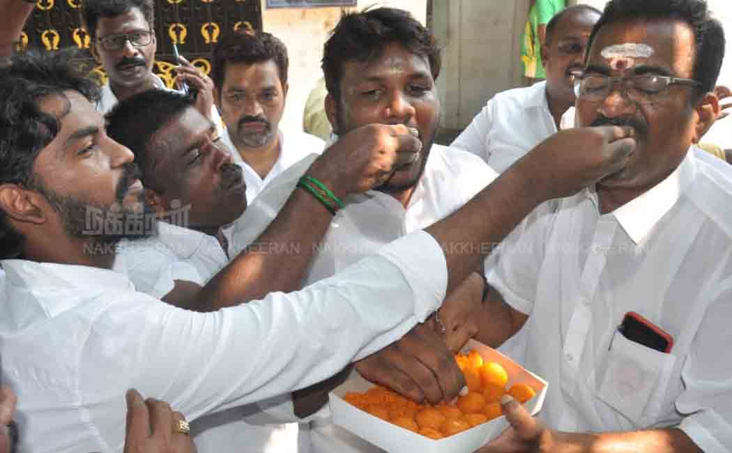 ADMK Office issue EPS supporters