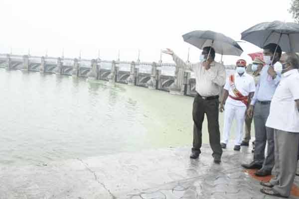 Mettur Dam reaches full capacity; Extreme levels of flood danger were announced in at least two places.