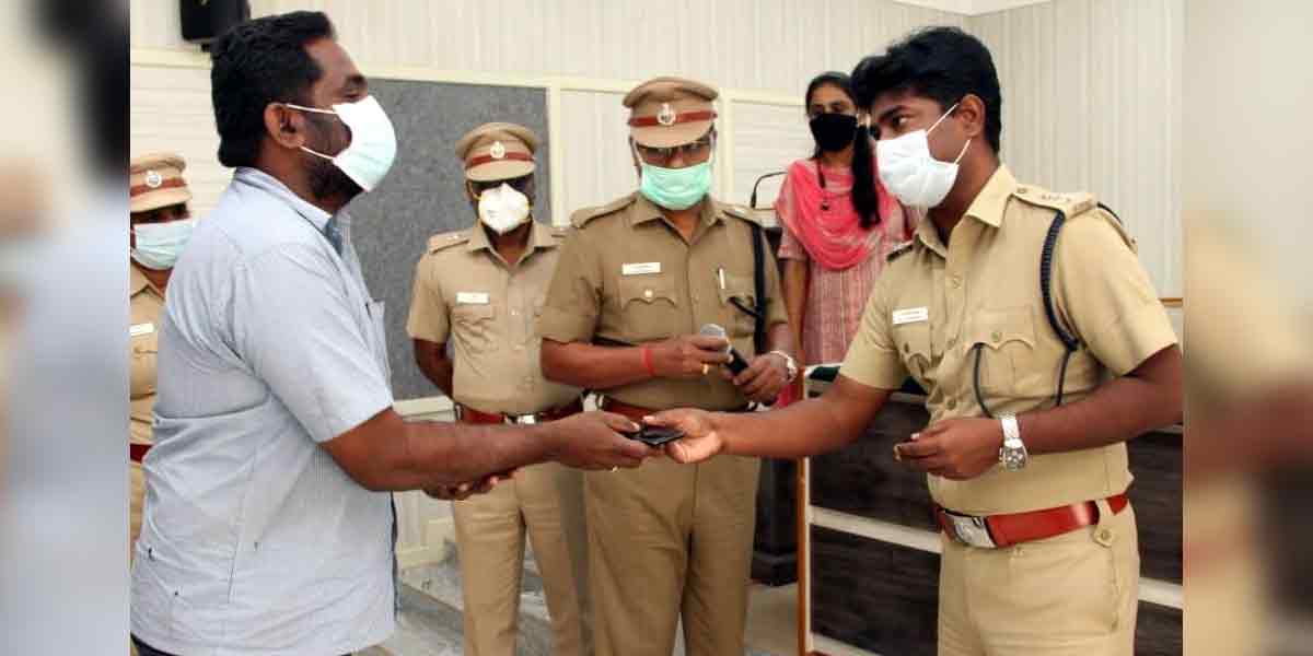 Erode police hand over stolen cell phones