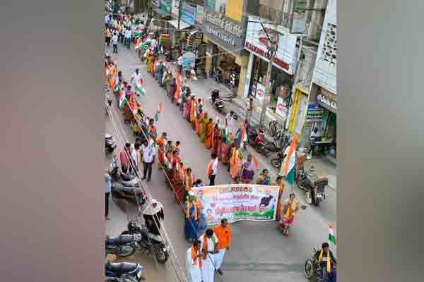 More than 300 people rally with the national flag!
