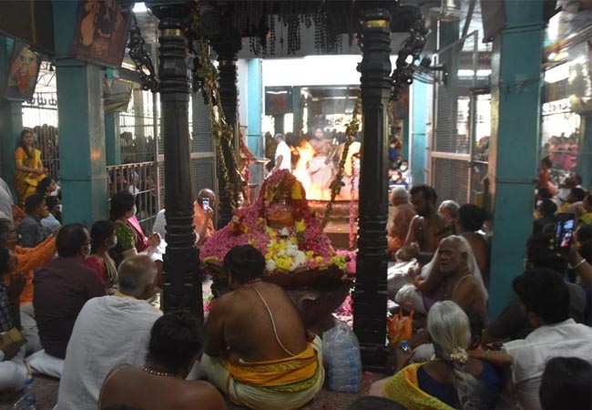 ADMK LEADER AND TN CM WIFE SPECIAL POOJA AT KUMBAKONAM TEMPLE
