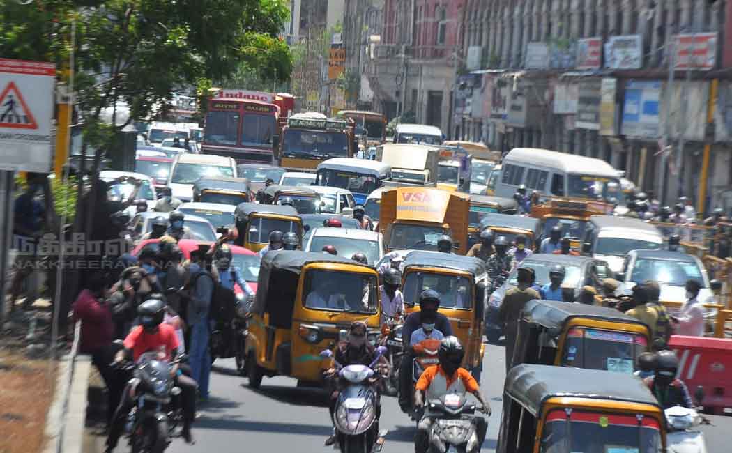 Vehicles that went through the crowd; Detained policemen