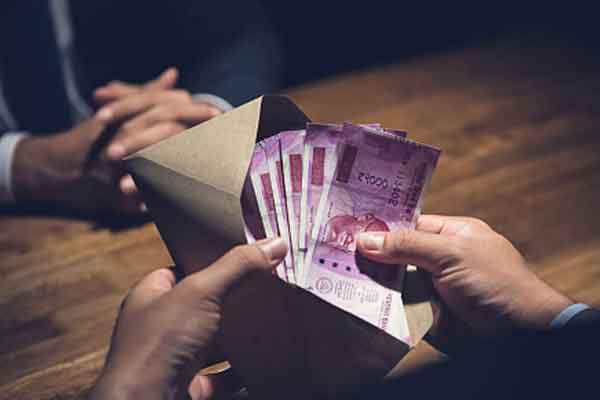 Officer who asked for bribe Anti-corruption unit who was caught