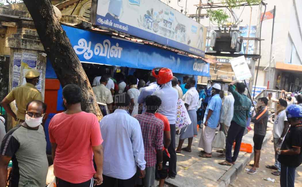 Crowd on Avin milk center