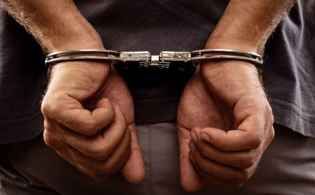 Youths who snatched the chain from the female police