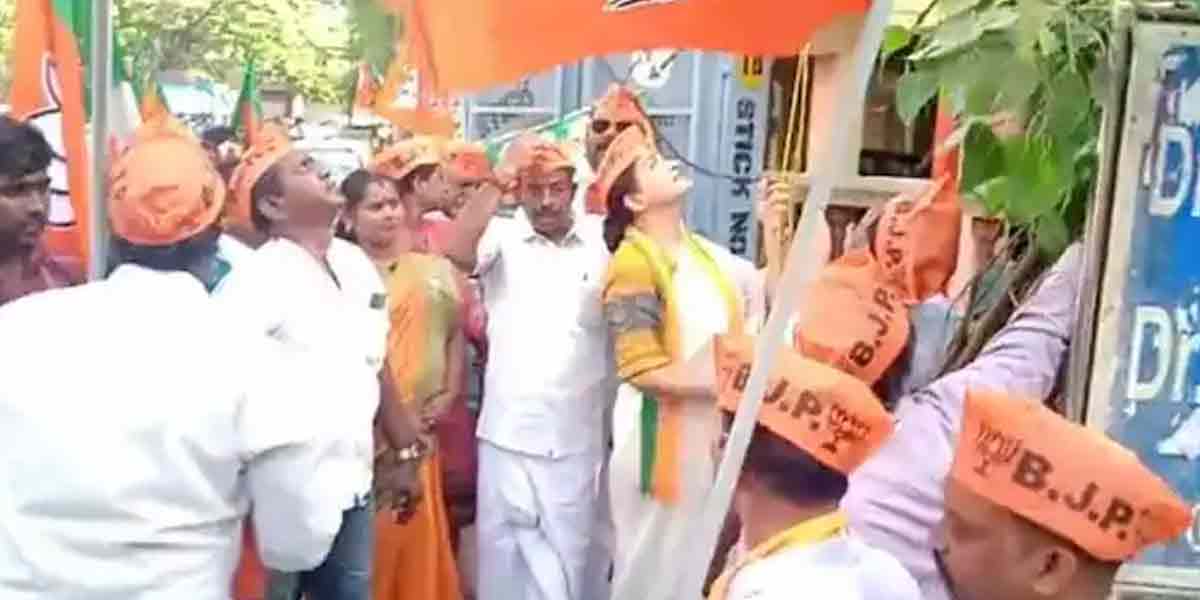 Khushbu hoisted the BJP flag upside down