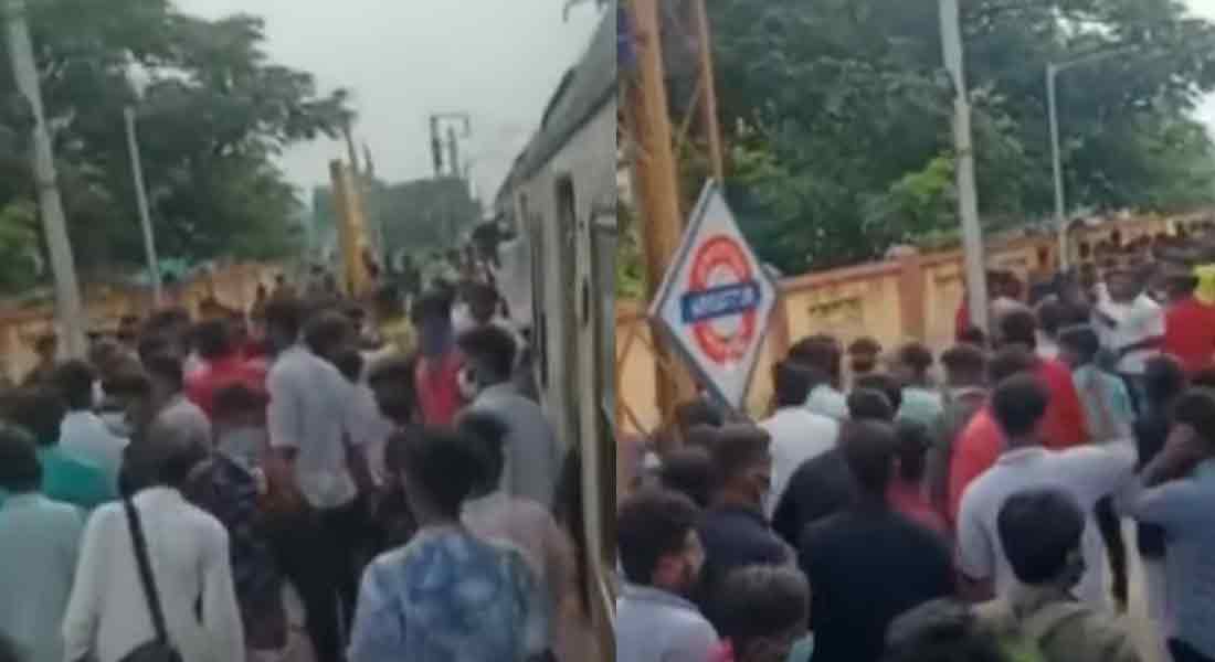 College students clash on a train on the first day of college opening!!