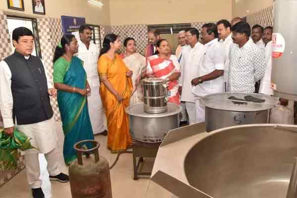 U.P. MP Appreciating the Chief Minister about breakfast plan