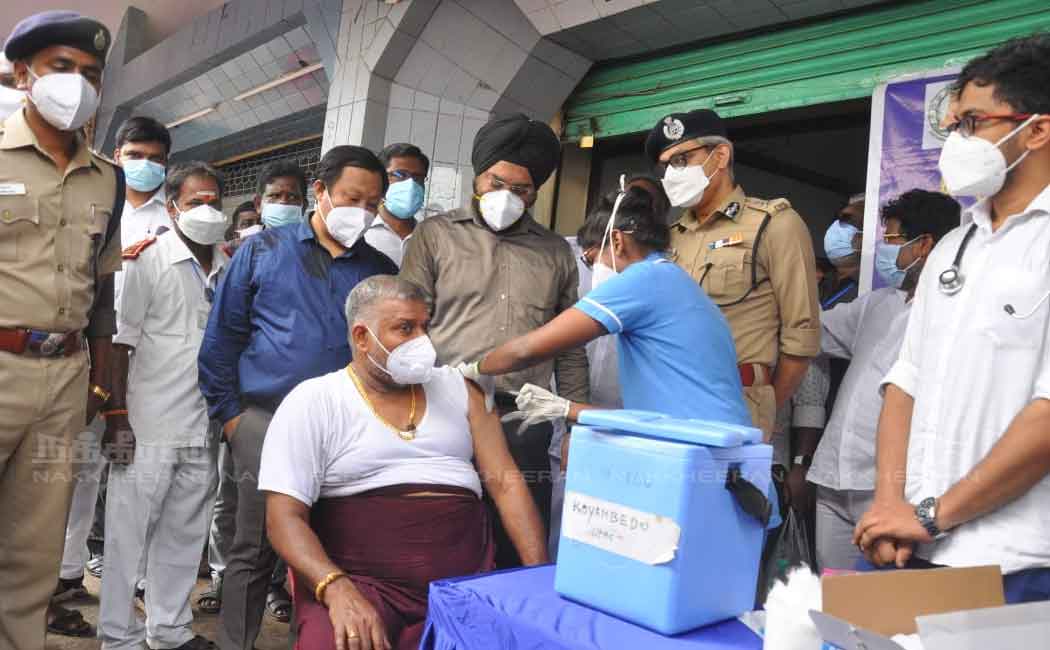 Corporation Commissioner visits koyambedu market