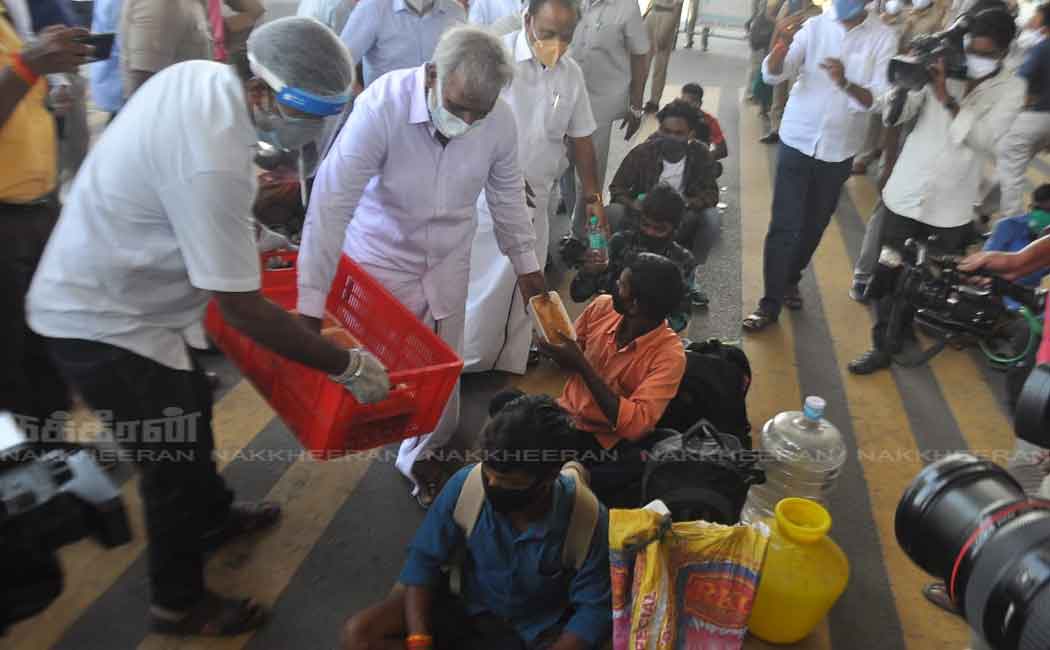 Ministers who provided food to the other state workers in the railway stations