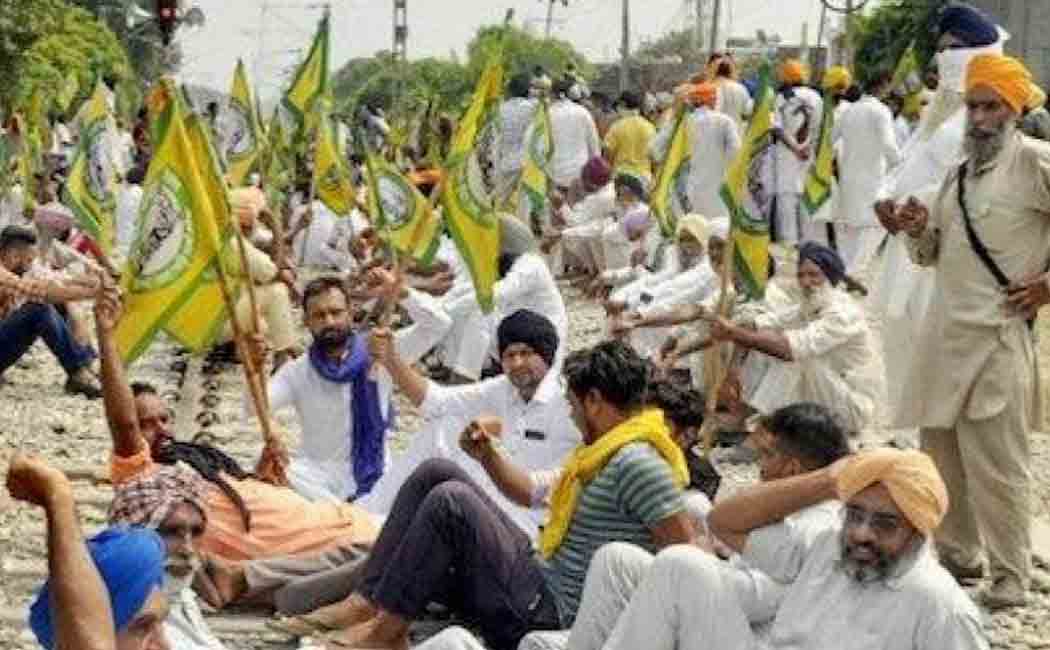punjab farers gathered in railway tracks to oppose farmers bills