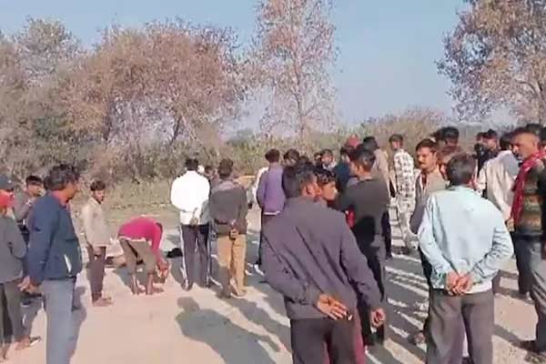 Friend challenged to swim across pond for Rs 100 and Drunk men drown in UP