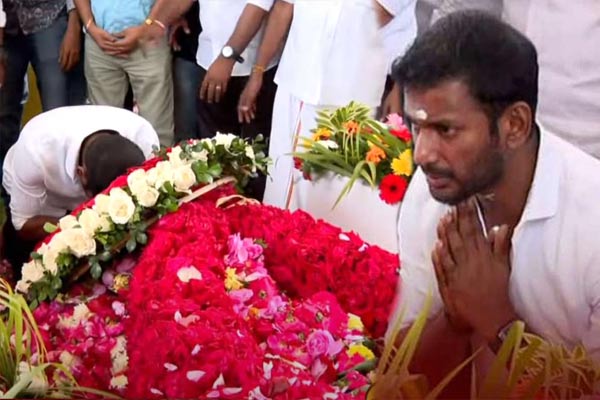 Vishal and Arya paying tribute at Vijayakanth Memorial
