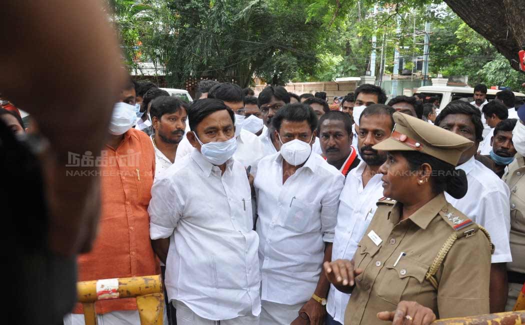 Velumani and Thangamani in front of Vijayabaskar's house!