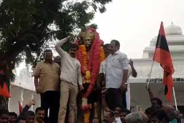 Durai Vaiko respects the statue of Veerapandiya Kattabomman
