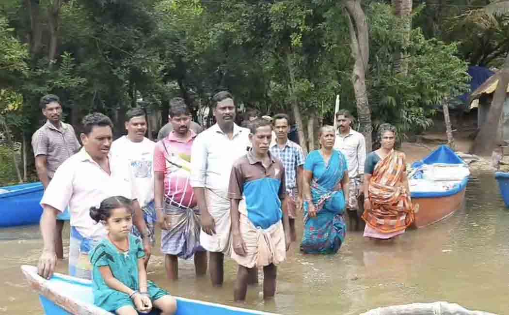 Water opening in Kollidam! villages become separate islands!