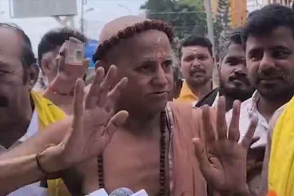 Parents should keep their daughters safe says Madurai Aadheenam