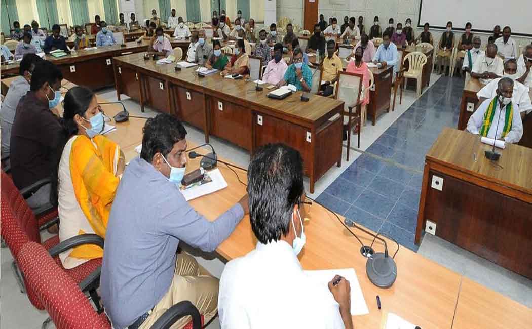 jayalalitha opposed edappadi supports farmers got angry on them
