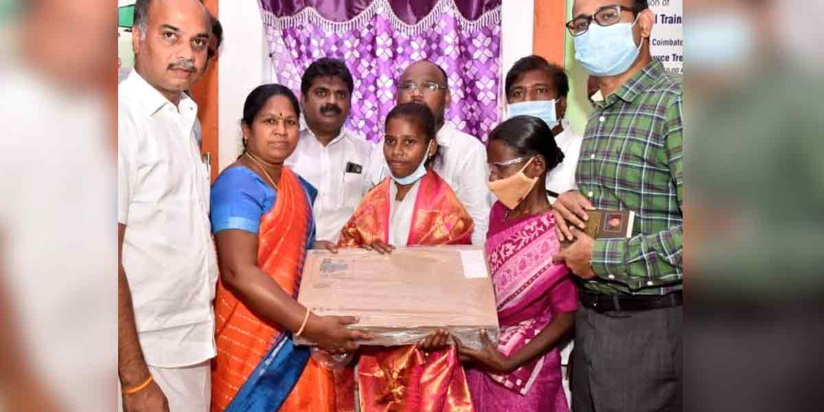 Minister Kayalvizhi Selvaraj presents prize to tribal student who wins NEET exam