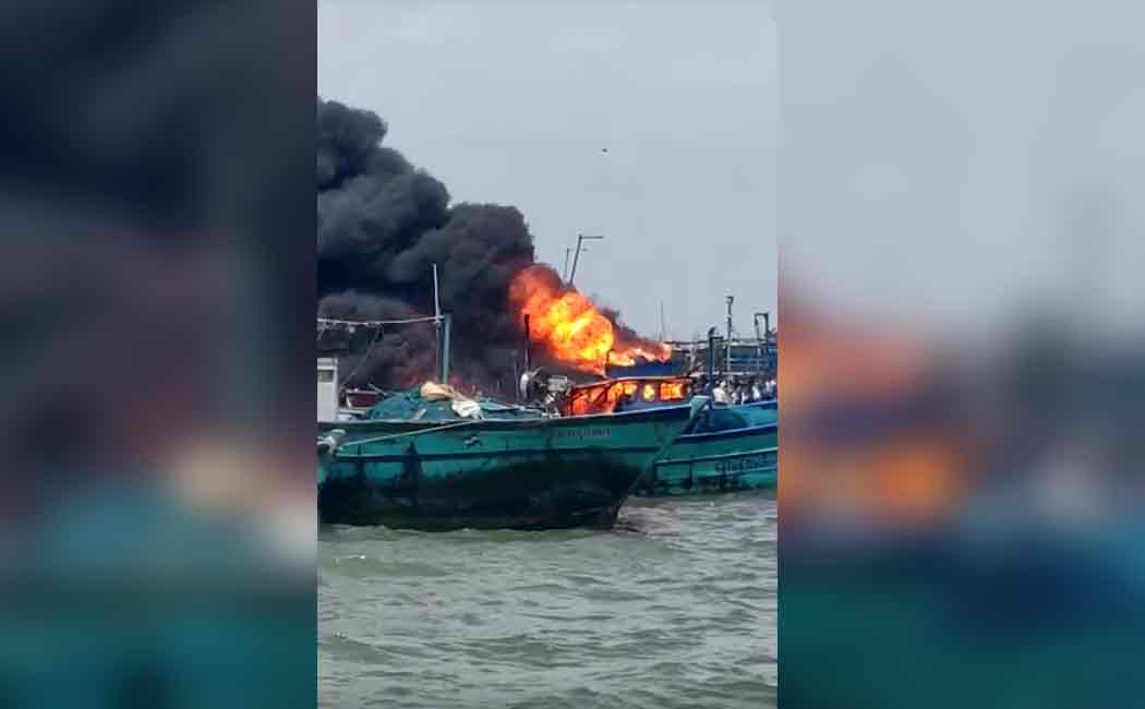 Cylinder explodes in tuticorin, container truck and boat burn ... Rs 1.5 crore items damaged!