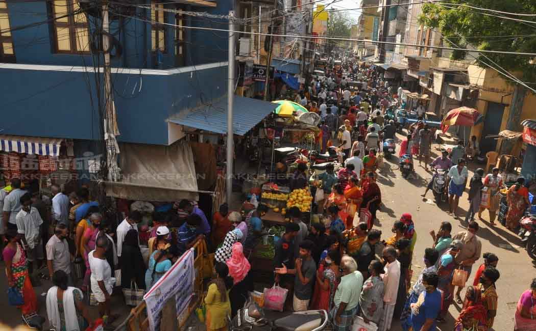 People who flew the restrictions in the air and gathered in the market