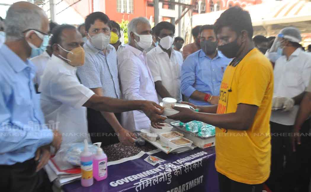 Ministers who provided food to the other state workers in the railway stations