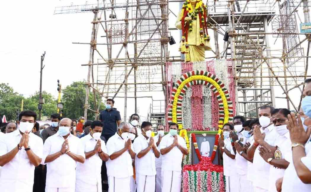 edappadi palanisamy and o.panneerselvam pay homage to muthuramalingam thever