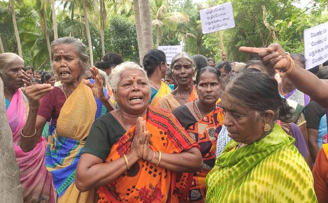 Women struggle as Tasmac shop closed by Collector reopens
