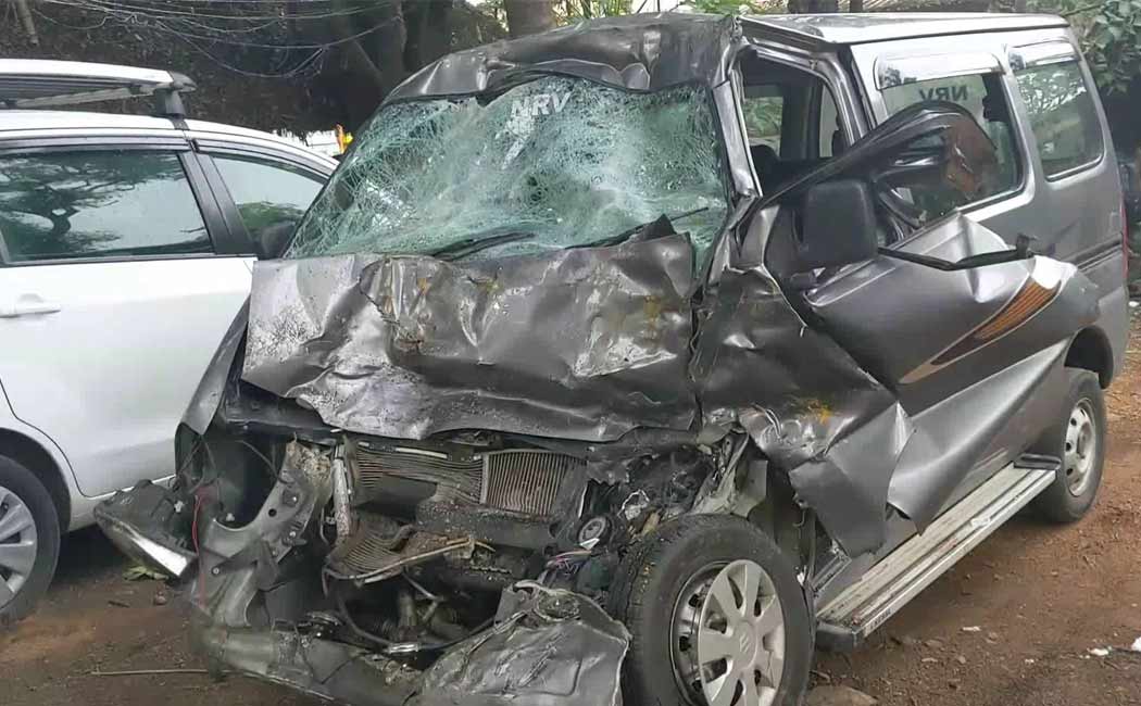 3 tourists, including a woman,passed when a car and a truck collided head-on