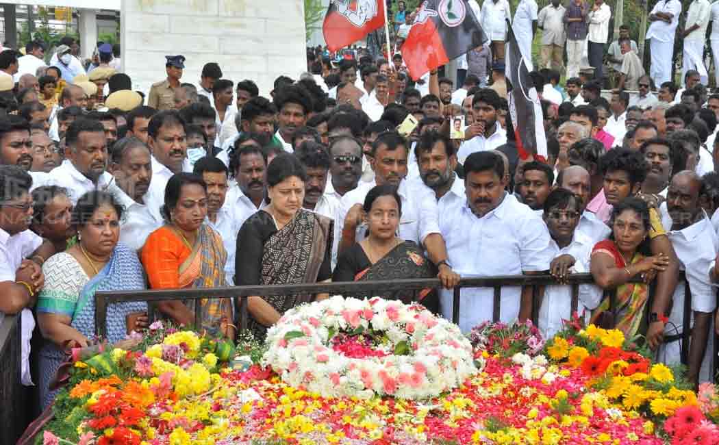 sasikala and ttv dinakaran pays tribute to former chief minister mgr