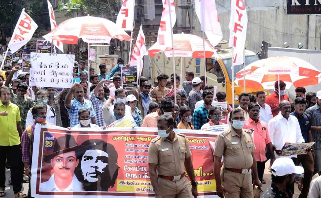 Youths rally in Chennai to fill 10 thousand gangman jobs ... (Pictures)
