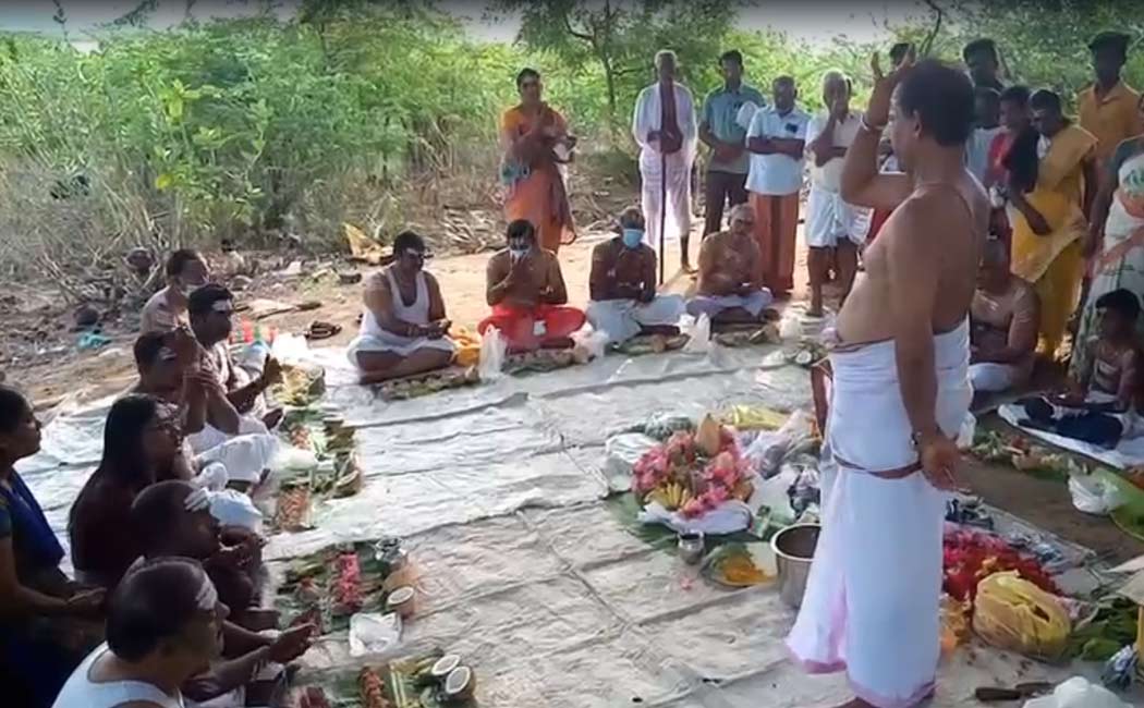 people perform tarpan Cauvery river occasion new moon