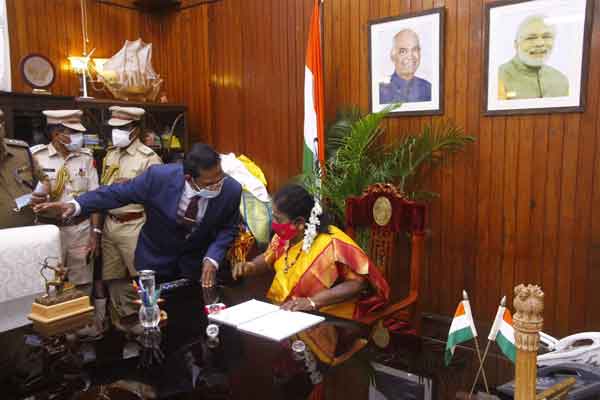 "The majority of the Congress government will be decided by law .." Puducherry Governor Tamilisai