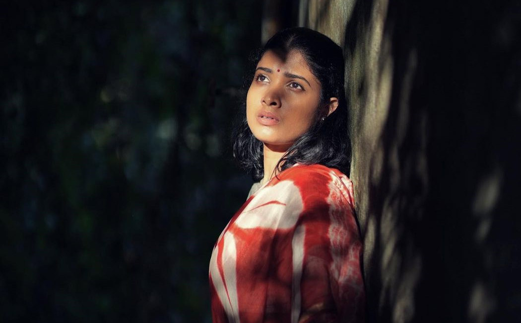 actress divya prabha alleges one fellows misbehaviour on flight