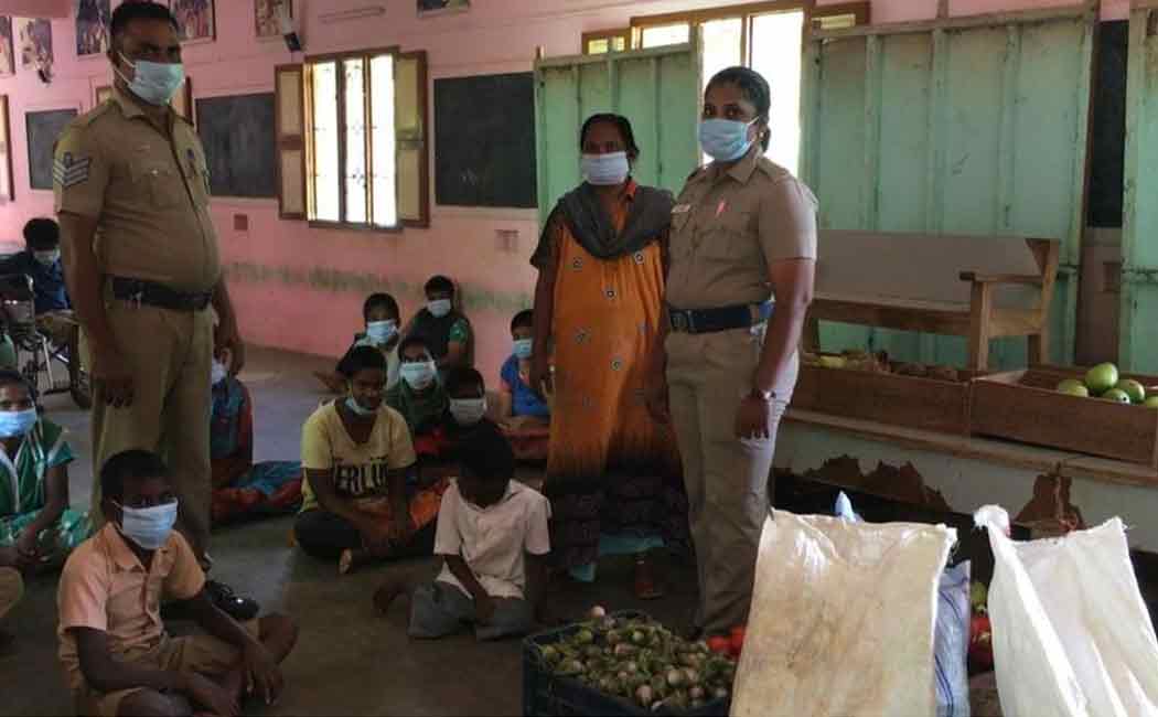 Humanitarian action of the police couple ..! Public, high officials praise ..!