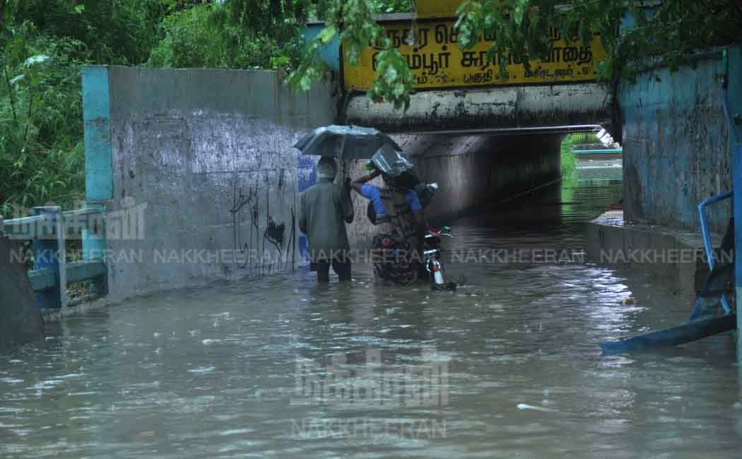 Heavy rain in Chennai; Rainwater on the roads! (pictures)