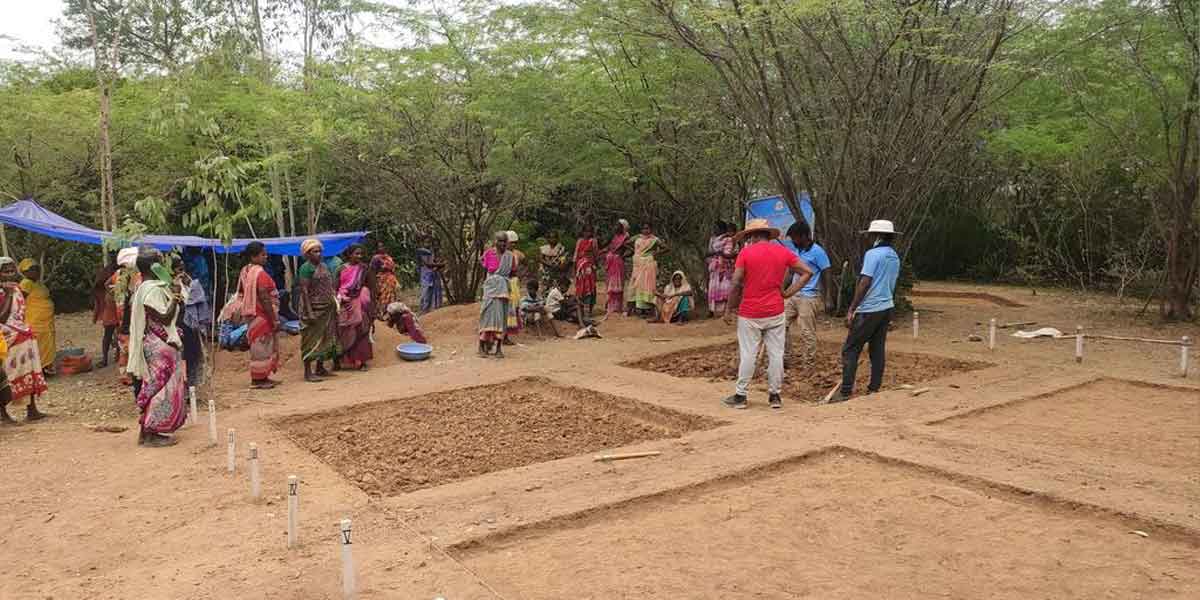 Women who cut down the juniper trees that occupied the wall of Porpanaikottai and come to see the excavation site with interest!