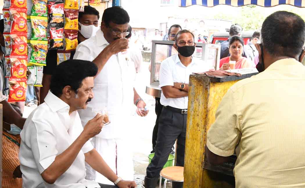 Chief Minister MK Stalin having tea at a roadside shop!