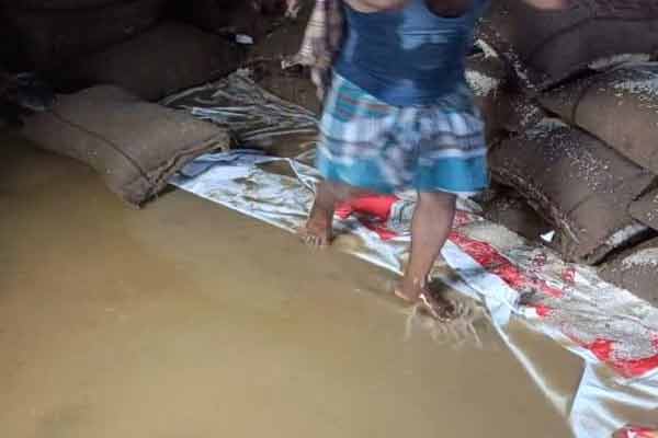 Flood water entering ration shop! 7 tons of waste rice!