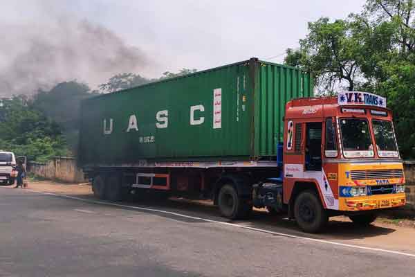 Fire in a moving truck .. Traffic change