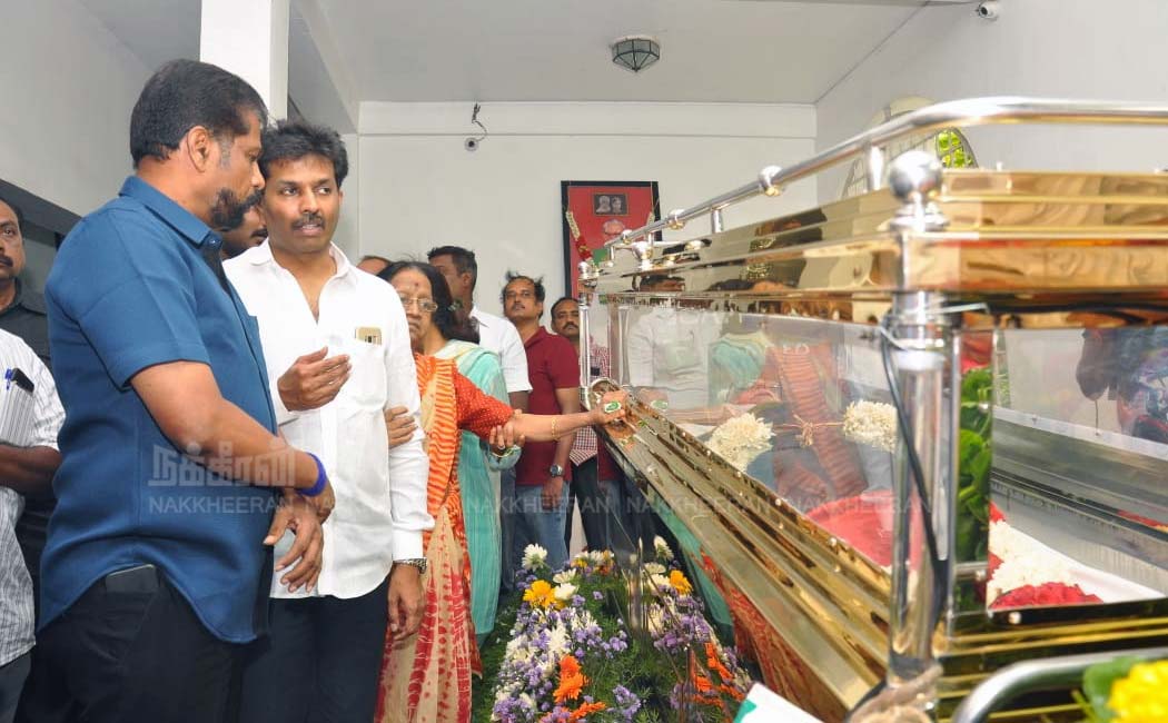 Photos of Nakkheeran editor and vairamuthu pay tribute to K Anbazhagan