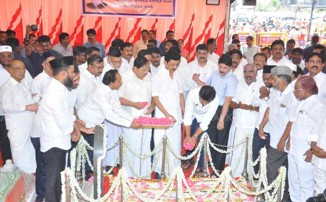 Chief Minister mk stalin lays flowers at Kaidemillath's memorial