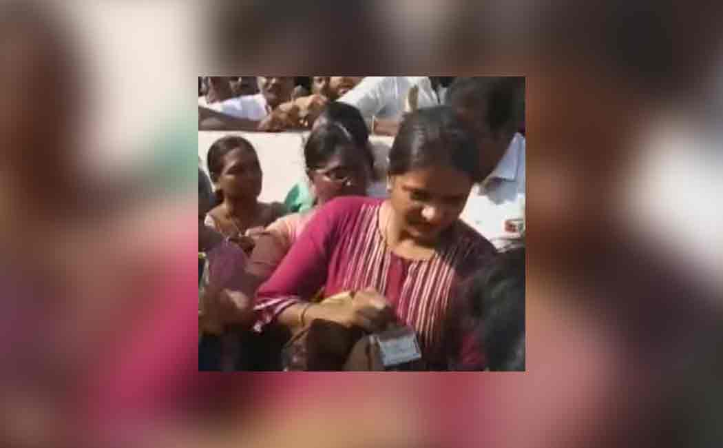 DMK members surrounded the woman officer and got into an argument