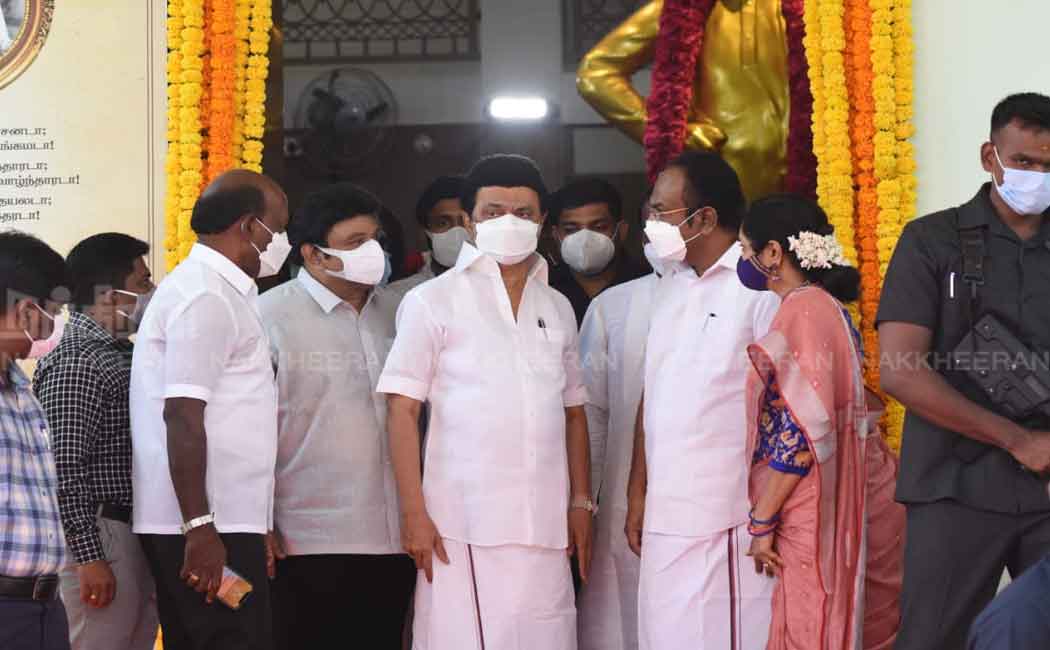 Chief Minister pays homage to Shivaji Ganesan statue