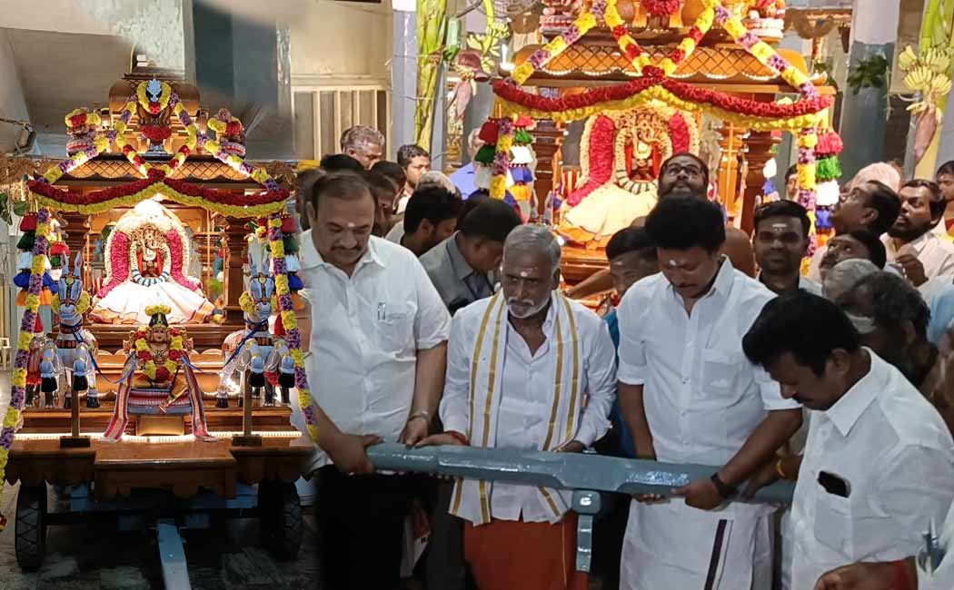 Ministers pulling the Chariot of Manikka Vinayagar shrine