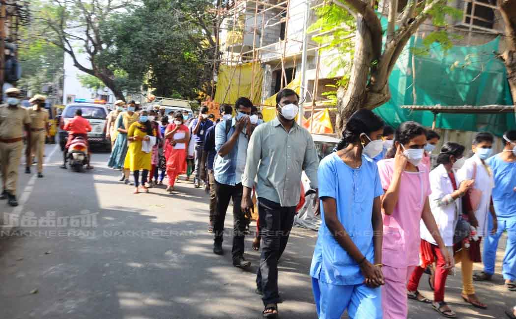 Doctors who tried to besiege the minister's house